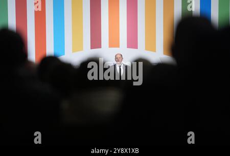 Hamburg, Deutschland. Oktober 2024. Bundeskanzler Olaf Scholz (SPD) spricht bei der Eröffnung der Hamburger Nachhaltigkeitskonferenz im Großen Festspielhaus im Rathaus. Quelle: Marcus Brandt/dpa/Alamy Live News Stockfoto