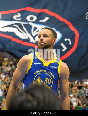 Honolulu, Hawaii, USA. Oktober 2024. Der Garant der Golden State Warriors Stephen Curry #30 bereitet sich auf den Beginn des NBA-Basketballspiels zwischen den Los Angeles Clippers und den Golden State Warriors in der Simplify Arena im Stan Sheriff in Honolulu, Hawaii, vor. Glenn Yoza/CSM/Alamy Live News Stockfoto