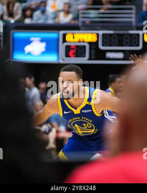 Honolulu, Hawaii, USA. Oktober 2024. Der Garant der Golden State Warriors Stephen Curry #30 spielt während des NBA-Basketballspiels zwischen den Los Angeles Clippers und den Golden State Warriors in der Simplify Arena im Stan Sheriff in Honolulu, Hawaii. Glenn Yoza/CSM/Alamy Live News Stockfoto