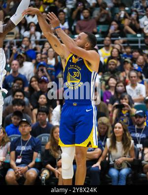 Honolulu, Hawaii, USA. Oktober 2024. Der Garant der Golden State Warriors Stephen Curry #30 schießt den Ball während des NBA-Basketballspiels zwischen den Los Angeles Clippers und den Golden State Warriors in der Simplify Arena im Stan Sheriff in Honolulu, Hawaii. Glenn Yoza/CSM/Alamy Live News Stockfoto