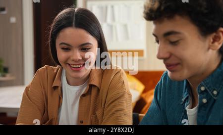 Zwei Studenten Freunde Schüler Teamarbeit Freundschaft Kaukasisches Mädchen weibliches Schulmädchen Junge Mann männlicher Schuljunge zusammen lernen online Laptop Stockfoto