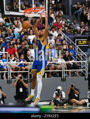 Honolulu, Hawaii, USA. Oktober 2024. Der Garant der Golden State Warriors Kyle Anderson #1 taucht den Ball während des NBA-Basketballspiels zwischen den Los Angeles Clippers und den Golden State Warriors in der Simplify Arena im Stan Sheriff in Honolulu, Hawaii. Glenn Yoza/CSM/Alamy Live News Stockfoto