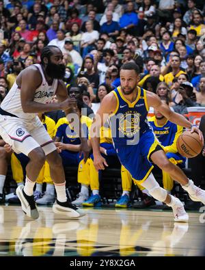 Honolulu, Hawaii, USA. Oktober 2024. Die Golden State Warriors bewachen Stephen Curry #30, der während des NBA-Basketballspiels zwischen den Los Angeles Clippers und den Golden State Warriors in der Simplify Arena im Stan Sheriff in Honolulu, Hawaii, zum Korb fährt. Glenn Yoza/CSM/Alamy Live News Stockfoto