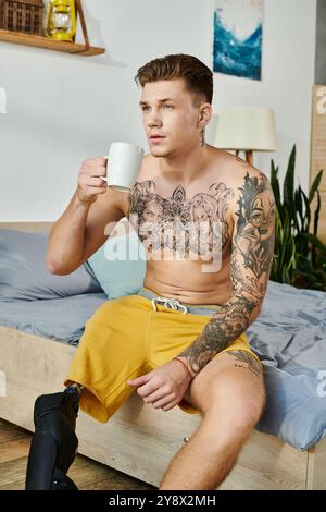 Ein junger Mann mit einer Beinprothese isst eine Tasse Kaffee in einer stilvollen, entspannten Umgebung. Stockfoto