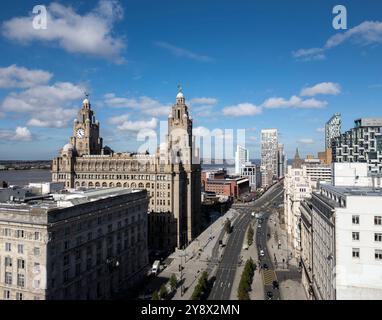 Aus der Vogelperspektive auf die Liver Buildings und The Strand, Liverpool, England Stockfoto