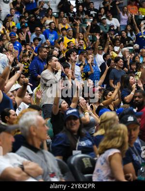 Honolulu, Hawaii, USA. Oktober 2024. Die NBA-Fans bejubeln beide Teams während des NBA-Basketballspiels zwischen den Los Angeles Clippers und den Golden State Warriors in der Simplify Arena im Stan Sheriff in Honolulu, Hawaii. Glenn Yoza/CSM/Alamy Live News Stockfoto