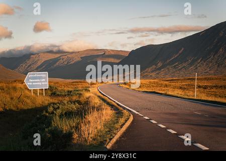 A82 Straße in Glencoe. Die A82 ist eine Straße, die von glasgow nach inverness führt und eine der schönsten Straßen Schottlands ist Stockfoto