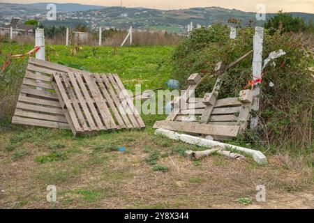 Holzpaletten im lokalen Garten an warmen bewölkten Tagen. Stockfoto