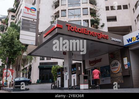 Beirut, Libanon. Oktober 2024. Eine Total Tankstelle in Aschrafieh, Beirut, Libanon am 6. Oktober 2024. In der Nacht vom 5. Auf den 6. Oktober soll ein israelischer Luftangriff auf eine Total-Tankstelle in Dahieh in der Nähe der Flughafenstraße zielen, so die libanesische nationale Nachrichtenagentur. Foto: Sandro Sabili/ABACAPRESS. COM Credit: Abaca Press/Alamy Live News Stockfoto