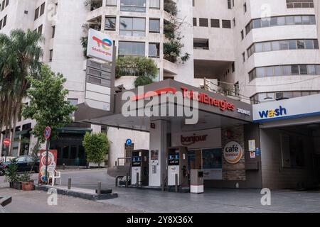 Beirut, Libanon. Oktober 2024. Eine Total Tankstelle in Aschrafieh, Beirut, Libanon am 6. Oktober 2024. In der Nacht vom 5. Auf den 6. Oktober soll ein israelischer Luftangriff auf eine Total-Tankstelle in Dahieh in der Nähe der Flughafenstraße zielen, so die libanesische nationale Nachrichtenagentur. Foto: Sandro Sabili/ABACAPRESS. COM Credit: Abaca Press/Alamy Live News Stockfoto