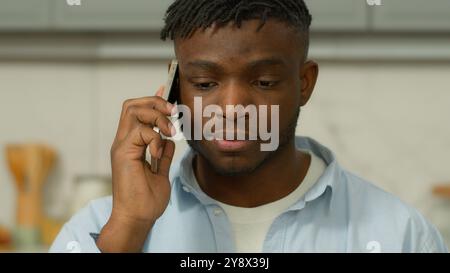 Mad betonte aggressiv wütend Afroamerikaner ethnischer Mann spricht Handy schlechte Unterhaltung zu Hause wütend Kerl Smartphone Anruf Portrait männlich Stockfoto