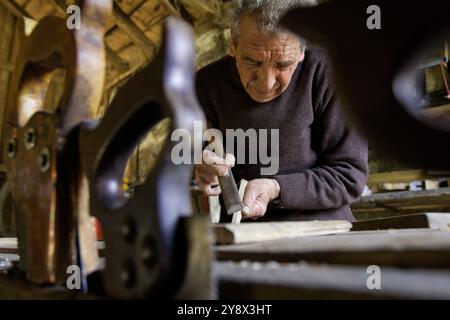 Der Holzarbeiter Manuel Pires Afonso, im Dorf Sirvozelo, Peneda-Geres-Nationalpark, Portugal Stockfoto