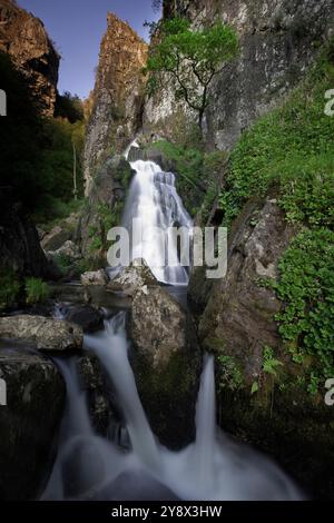 Wasserfall und Beredo Eichenwald, Campesinho River, Peneda-Geres Nationalpark, Portugal. Stockfoto