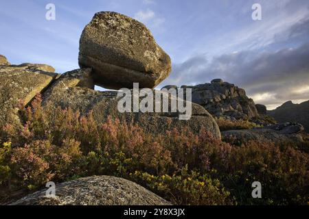 Sonnenuntergang im Hochland in der Nähe von Pitoes das Junias, Peneda-Geres Nationalpark, Portugal. Stockfoto