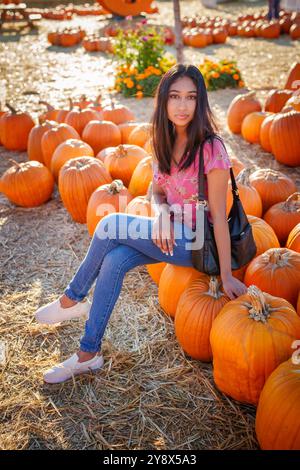 Schöne Junge Asiatische Frau Sitzend Kürbis Patch Farm Herbst Stockfoto