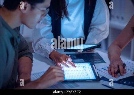 Team der Finanzdiskussion Budgetplanung, Analyse digitaler Finanzdaten und -Strategie in einem modernen Büro bei Nacht Stockfoto