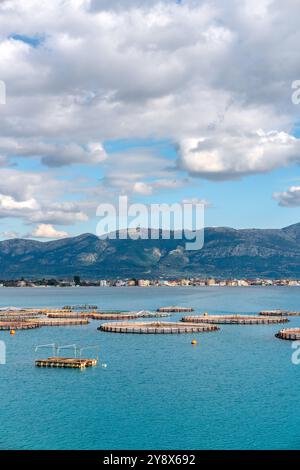 Schwimmende Fischfarmen auf dem Meer Griechenlands Stockfoto