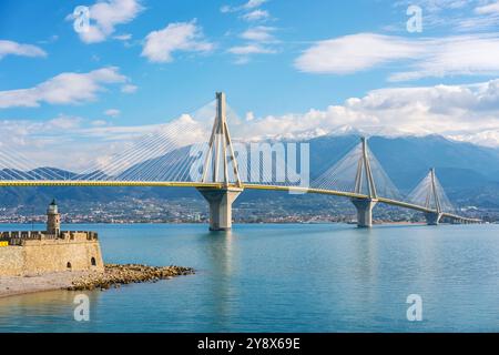 Charilaos Trikoupis Leuchtturm und Brücke zwischen Rio und Antirrio Stockfoto