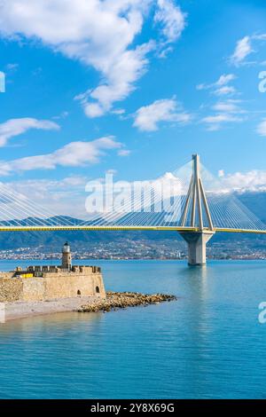 Charilaos Trikoupis Leuchtturm und Brücke zwischen Rio und Antirrio Stockfoto