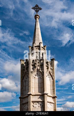 War Memorial (oder zumindest der obere Teil), der Square sandbach mit einer interessanten Reihe von Wolkenformationen auf einem blauen Himmel Hintergrund. Stockfoto