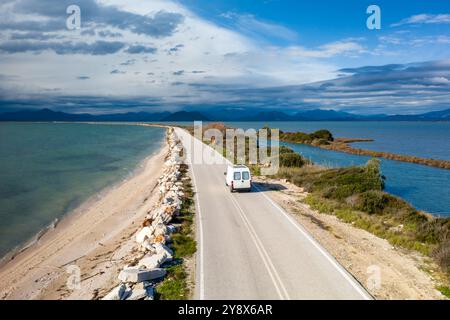 Drohnenansicht eines Wohnwagens auf einer Straße nach Koronisia zwischen zwei Seen Stockfoto