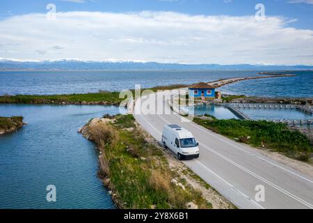 Drohnenansicht eines Wohnwagens auf einer Straße mit Kurven zwischen zwei Seen Stockfoto