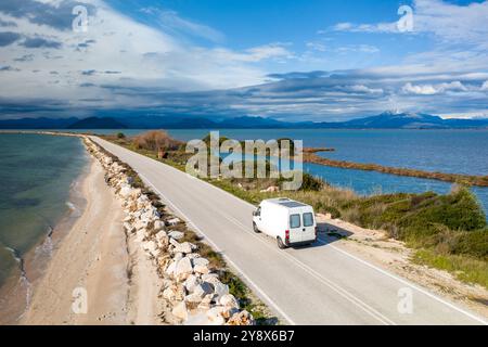 Drohnenansicht eines Wohnwagens auf einer Straße nach Koronisia zwischen zwei Seen Stockfoto