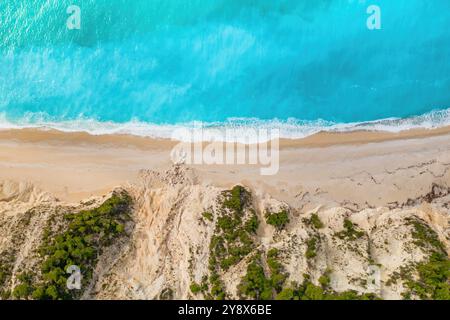 Blick von der Drohne auf den Egremni Strand mit türkisfarbenem Wasser auf der Insel Lefkada Stockfoto