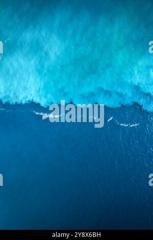 Blick von der Drohne auf das Meer zwischen türkisfarbenem Wasser und tiefblauem Wasser Stockfoto