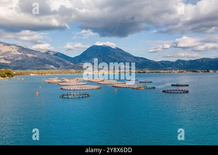 Schwimmende runde Fischfarmen mit Blick auf das Meer von Griechenland Stockfoto