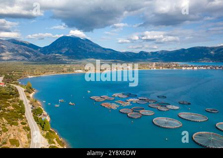 Schwimmende runde Fischfarmen mit Blick auf das Meer von Griechenland Stockfoto