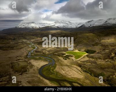 Blick auf den Fluss, der durch das malerische Tal fließt Stockfoto