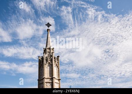 War Memorial (oder zumindest der obere Teil), der Square sandbach mit einer interessanten Reihe von Wolkenformationen auf einem blauen Himmel Hintergrund. Stockfoto