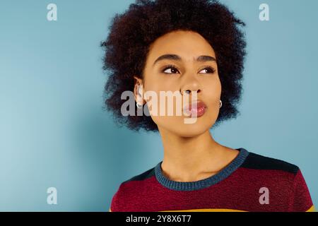 Eine junge Frau mit fesselnden Gesichtszügen, die nachdenklich schaut und ihre Emotionen und Gedanken zum Ausdruck bringt. Stockfoto