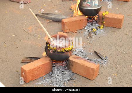 Ein Geschenk an die Göttin Attukal Devi | Pongala-Gerichte Stockfoto