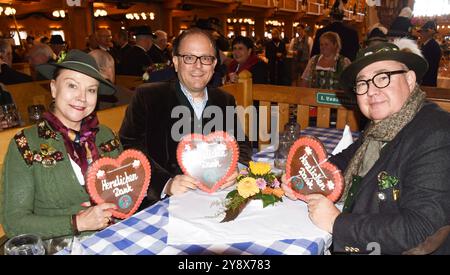 Ulrike Grimm Stadtraetin Manuel Pretzl Stadtrat Beppo Brem Stadtrat Muenchen 06.10.2024 Theresienwiesn Oktoberfest Schuetzen Festzelt Bayerischer Sport Schuetzenbund neue Landesschuetzenkoenige Ehrung München *** Ulrike Grimm Stadtrat Manuel Pretzl Stadtrat Beppo Brem Stadtrat München 06 10 2024 Theresienwiesn Oktoberfest Schützen Festzelt Bayerischer Sport Festenbund Bayerischer Schützen Landesverband München Festzelt Bayerischer Schützen Landesverband München Stockfoto