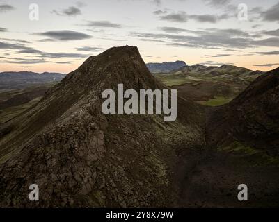 Berg mit felsigen Hängen bei Sonnenuntergang Stockfoto