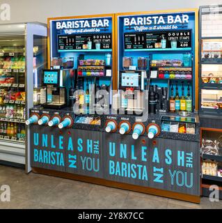 Barista Bar Kaffeeautomat der Marke zum Mitnehmen in Großbritannien Stockfoto