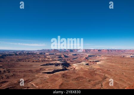 Atemberaubender Weitwinkelblick vom Green River Overlook des Canyonlands National Park in Utah. Die weite, trockene Landschaft, tiefe Canyons und der klare blaue Himmel. Stockfoto