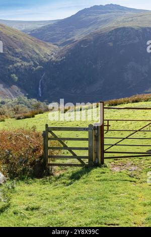 Gate on North Wales Path and Pilgrim's Way with ab Falls Beyond im nördlichen Snowdonia National Park. Abergwyngregyn, Gwynedd, Wales, Großbritannien Stockfoto