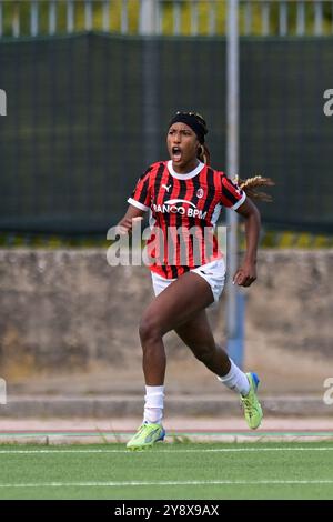 Chanté Dompig von AC MilanWomen feiert, nachdem er ein Tor in der Women Series A zwischen Napoli und AC Milan in der Arena Giuseppe Piccolo im Oktober erzielt hat Stockfoto