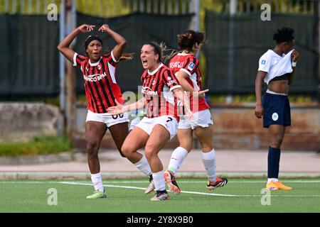 Chanté Dompig von AC MilanWomen feiert gemeinsam mit seinen Teamkollegen, nachdem er in der Serie A der Frauen zwischen Napoli und AC Milan in der Arena Giuseppe Piccolo Torschützenschläge erzielt hat Stockfoto