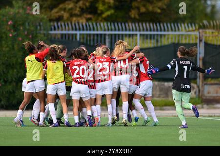 Chanté Dompig von AC MilanWomen feiert gemeinsam mit seinen Teamkollegen, nachdem er in der Serie A der Frauen zwischen Napoli und AC Milan in der Arena Giuseppe Piccolo Torschützenschläge erzielt hat Stockfoto