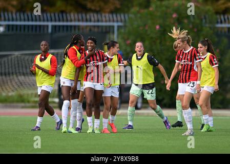 Chanté Dompig von AC MilanWomen feiert gemeinsam mit seinen Teamkollegen, nachdem er in der Serie A der Frauen zwischen Napoli und AC Milan in der Arena Giuseppe Piccolo Torschützenschläge erzielt hat Stockfoto