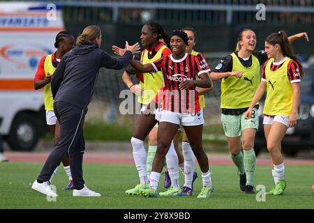 Chanté Dompig von AC MilanWomen feiert gemeinsam mit seinen Teamkollegen, nachdem er in der Serie A der Frauen zwischen Napoli und AC Milan in der Arena Giuseppe Piccolo Torschützenschläge erzielt hat Stockfoto