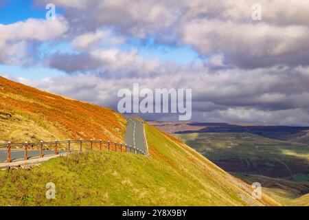 Die Straße über den Buttertubs Pass von Thwaite in Swaledale nach Hawes in Wensleydale im Yorkshire Dales National Park. North Yorkshire, England, Vereinigtes Königreich Stockfoto