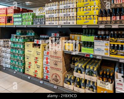 Fossano, Italien - 25. September 2024: Bier in Dosen und Flaschen verschiedener Marken und Sorten im Aldi-Supermarktregal zum Verkauf zu Rabattpreisen Stockfoto