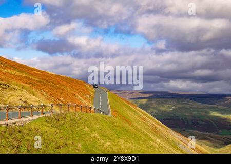 Auto auf der Straße über den Buttertubs Pass von Thwaite in Swaledale nach Hawes in Wensleydale im Yorkshire Dales National Park. North Yorkshire England Vereinigtes Königreich Stockfoto