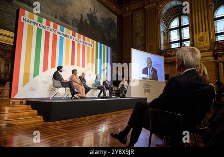 Hamburg, Deutschland. Oktober 2024. Die Teilnehmer sitzen bei der Eröffnung der Hamburger Nachhaltigkeitskonferenz im Großen Ballsaal im Rathaus. Quelle: Georg Wendt/dpa/Alamy Live News Stockfoto