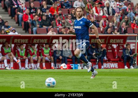 29.09.2024, Fußball: 2. Bundesliga, Saison 2024/2025, 07. Spieltag, 1. FC Köln gegen Karlsruher SC im RheinEnergieStadion in Köln. Budu Zivzivadze (Karlsruher SC, #11) sprintet zum Ball. Wichtiger Hinweis: Gemaess den Vorgaben der DFL Deutsche Fussball Liga bzw. Des DFB Deutscher Fussball-Bund ist es untersagt, in dem Stadion und/oder vom Spiel angefertigte Fotoaufnahmen in Form von Sequenzbildern und/oder videoaehnlichen Fotostrecken zu verwerten bzw. Verwerten zu lassen. Foto: Kirchner-Media/TH Stockfoto